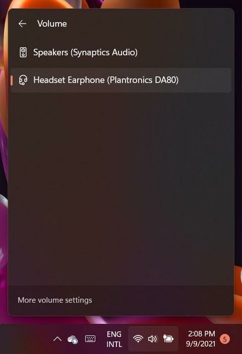 Выбор устройства вывода в трее Windows 11