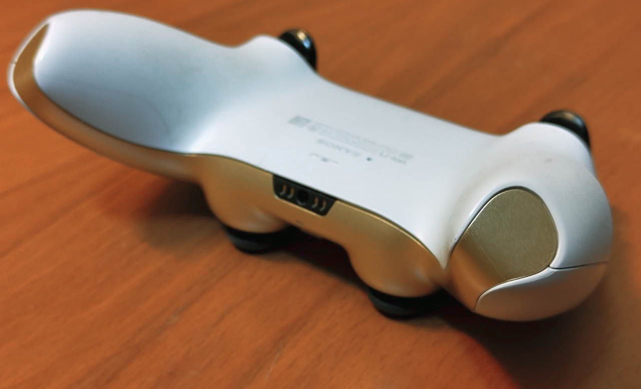 Установка лицевой панели: прижатие по направлению к рукоятям контроллера.