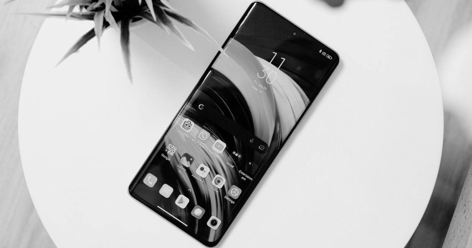 Чёрно-белый смартфон Android на экране