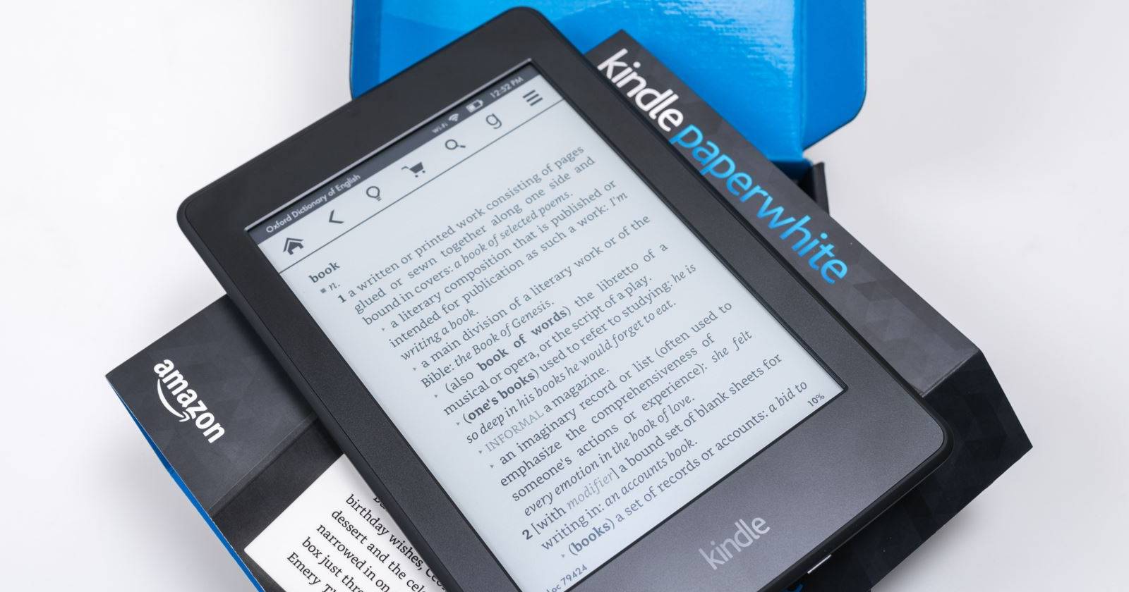 Распаковка и настройка Kindle Paperwhite — вид спереди и в упаковке