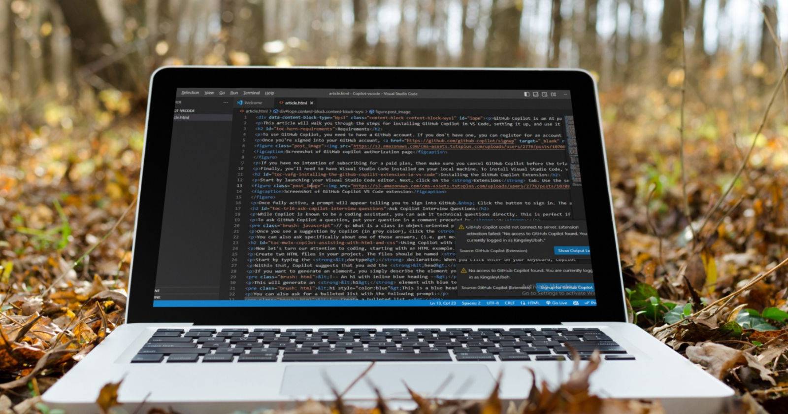 MacBook Pro на столе в лесу