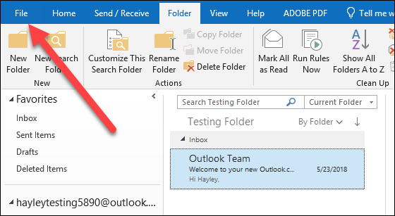 Скриншот меню Файл в Outlook с выделенной командой Параметры