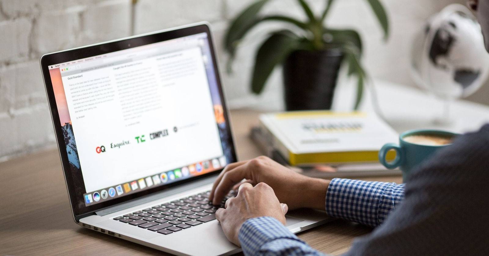 Человек печатает код на ноутбуке на рабочем столе