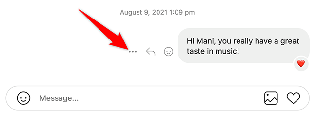 Три точки рядом с сообщением в веб‑версии Instagram.