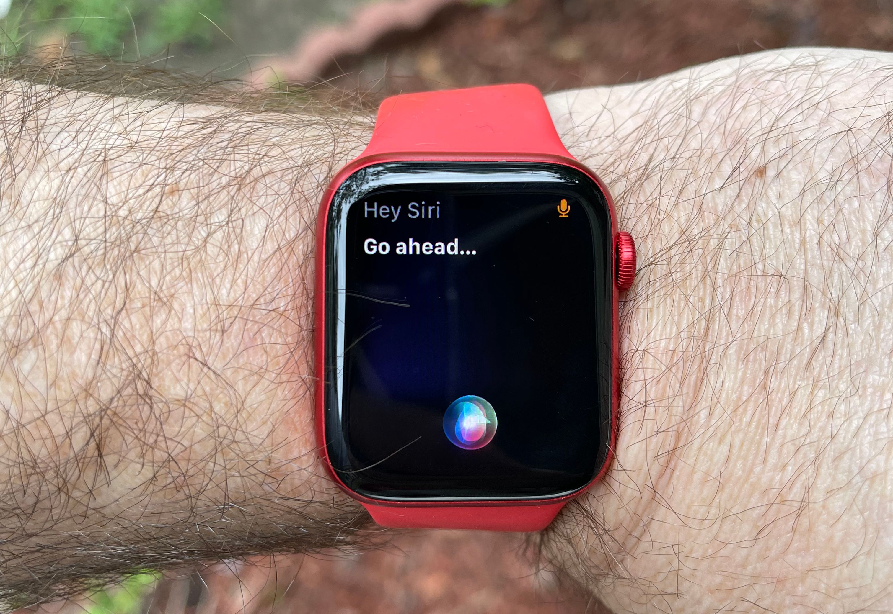 Вызов Siri командой «Привет, Siri» на Apple Watch