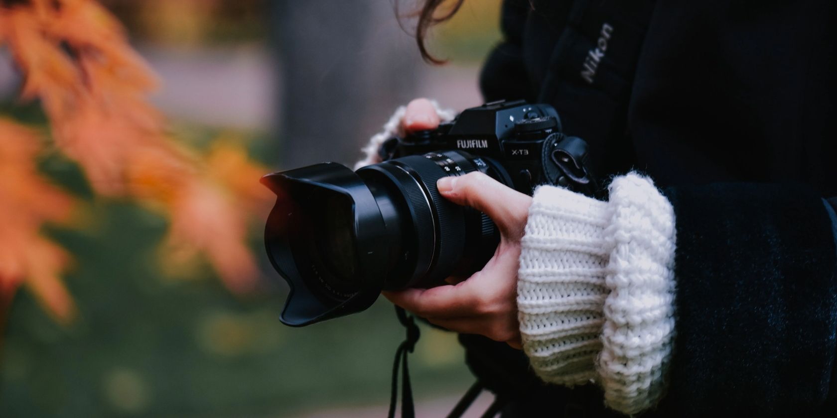 Фотограф использует камеру