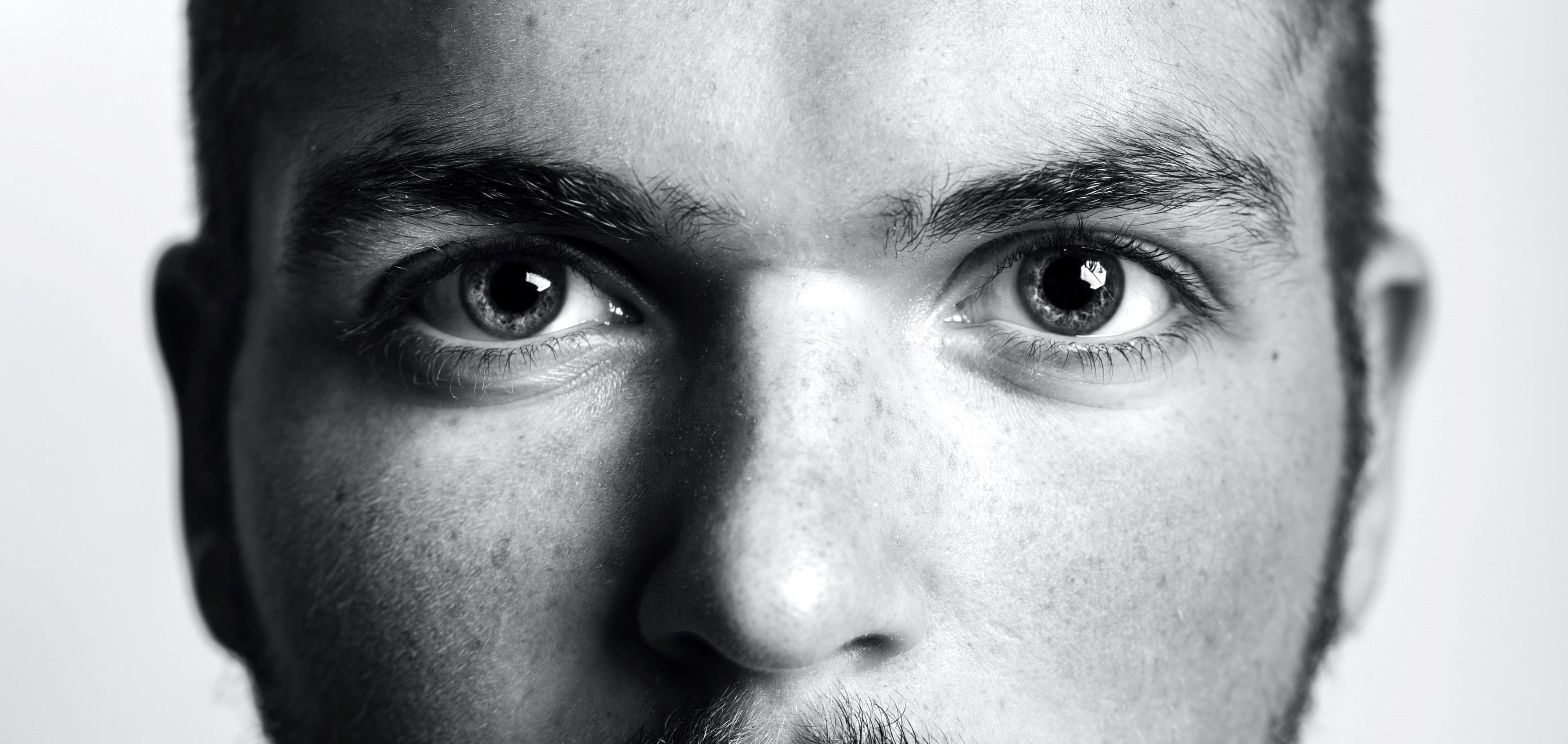 Мужчина, снятый с бликами в глазах.
