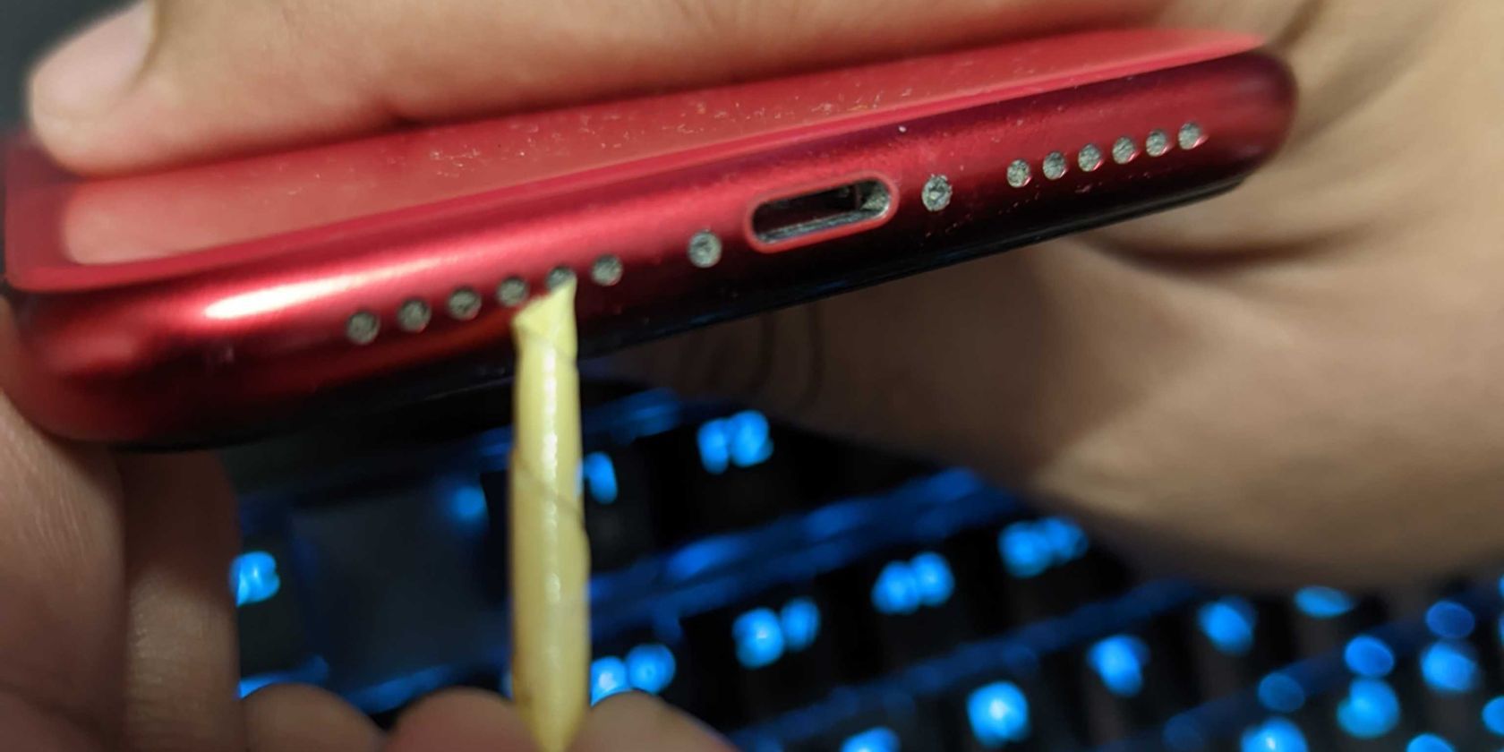 Чистка динамика iPhone малярным скотчем