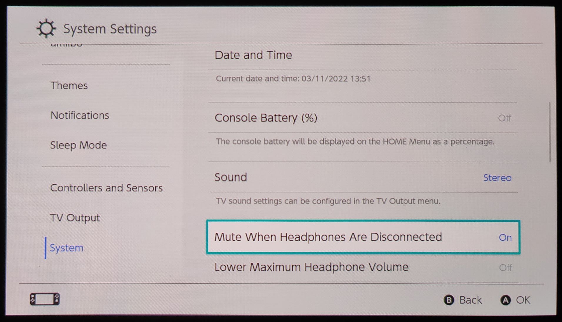 Экран настроек Switch с выделенной опцией Отключать звук при отсоединении наушников