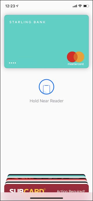 Пользователь подносит iPhone к бесконтактному терминалу