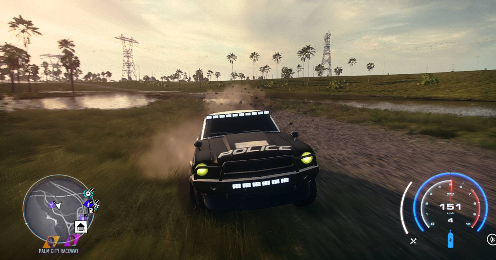 Полицейский Ford Mustang на грязной дороге из Need for Speed Heat