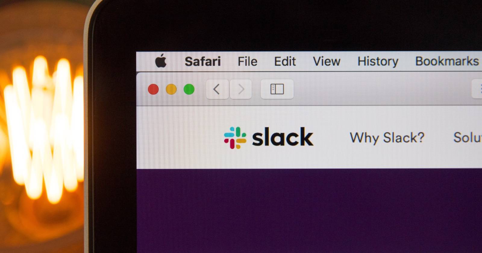 Slack на экране ноутбука