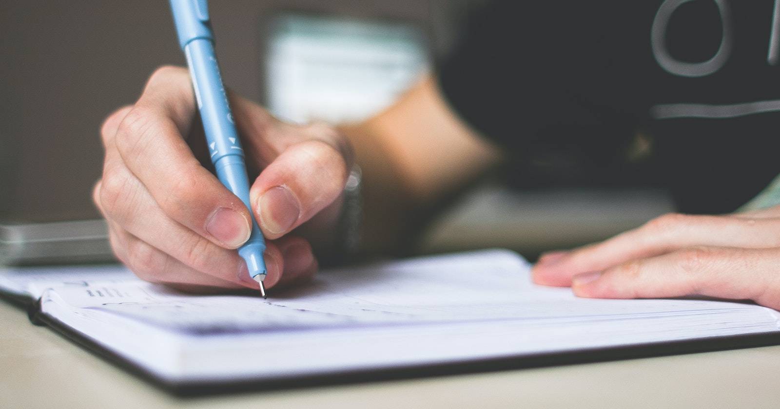 человек составляет список установленных пакетов Linux