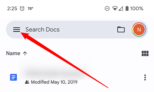 Нажмите на иконку трёх горизонтальных линий в левом верхнем углу приложения. 