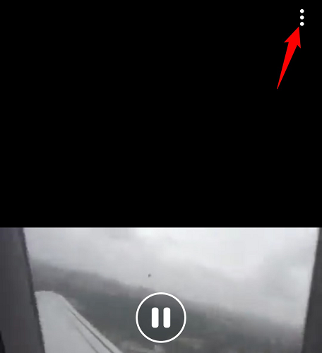 Кнопка с тремя точками в верхнем правом углу во время воспроизведения видео