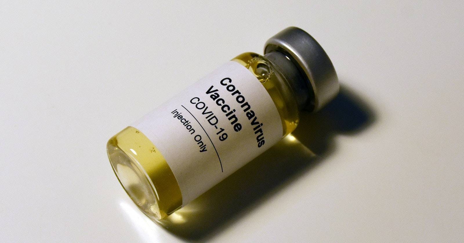 Медицинский работник, держащий шприц с вакциной против COVID-19