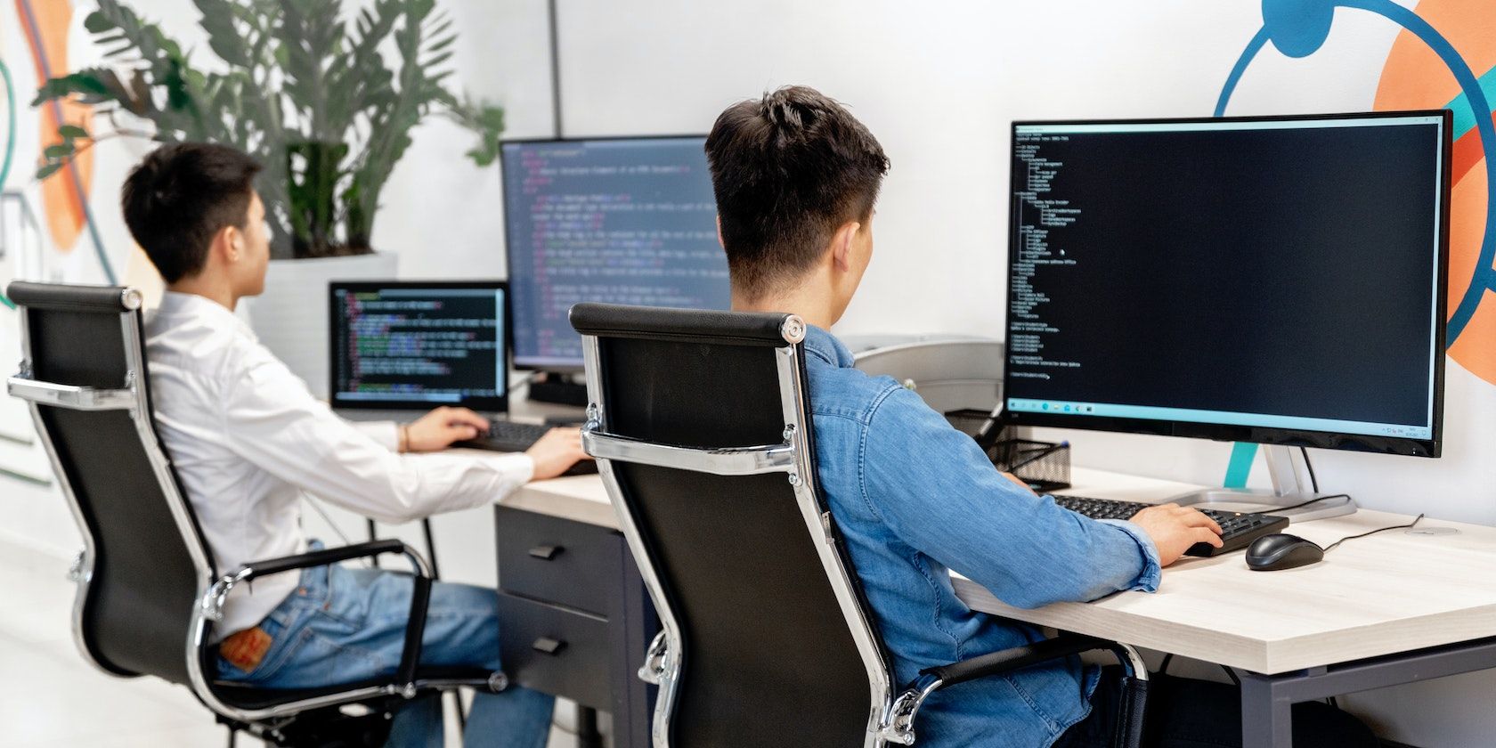 Группа людей работает на компьютерах в офисе