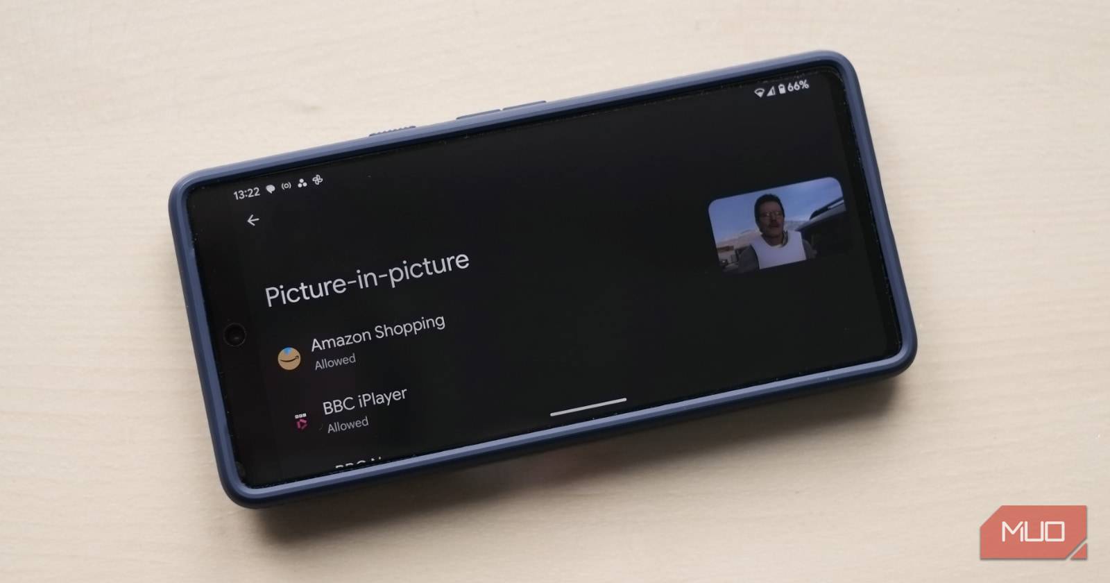 Телефон Android с активным режимом картинка-в-картинке