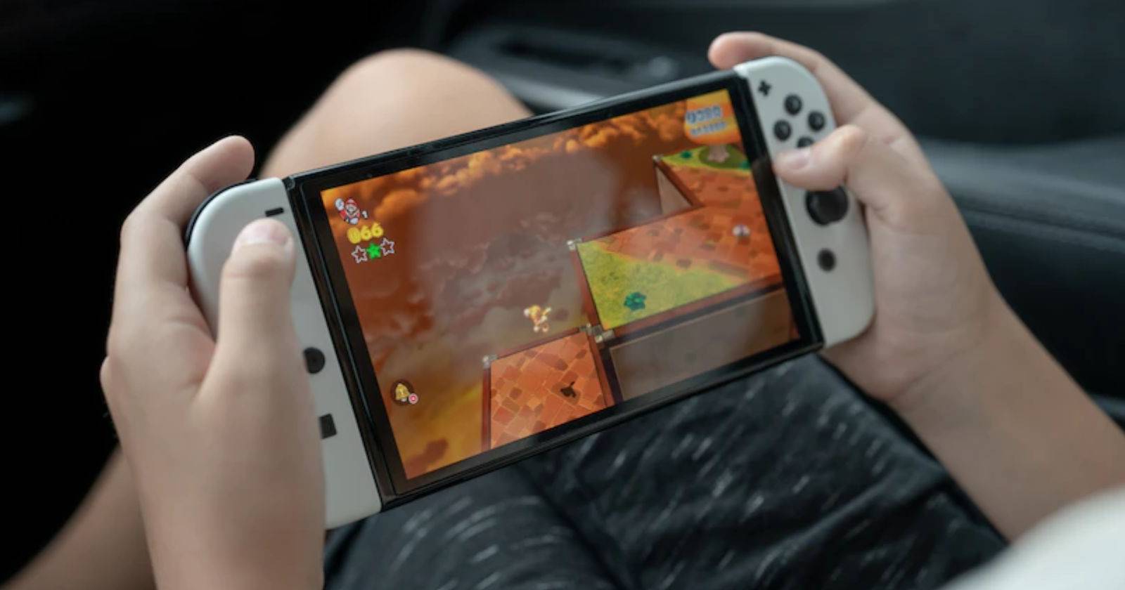 Ребёнок играет в платформер на сенсорном экране