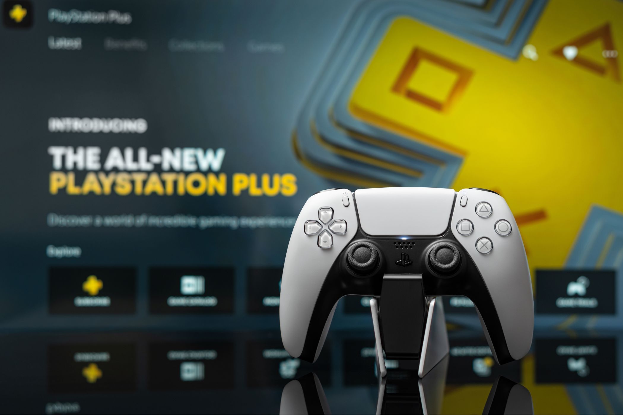 Человек держит контроллер перед экраном с предложением подписки PS Plus.