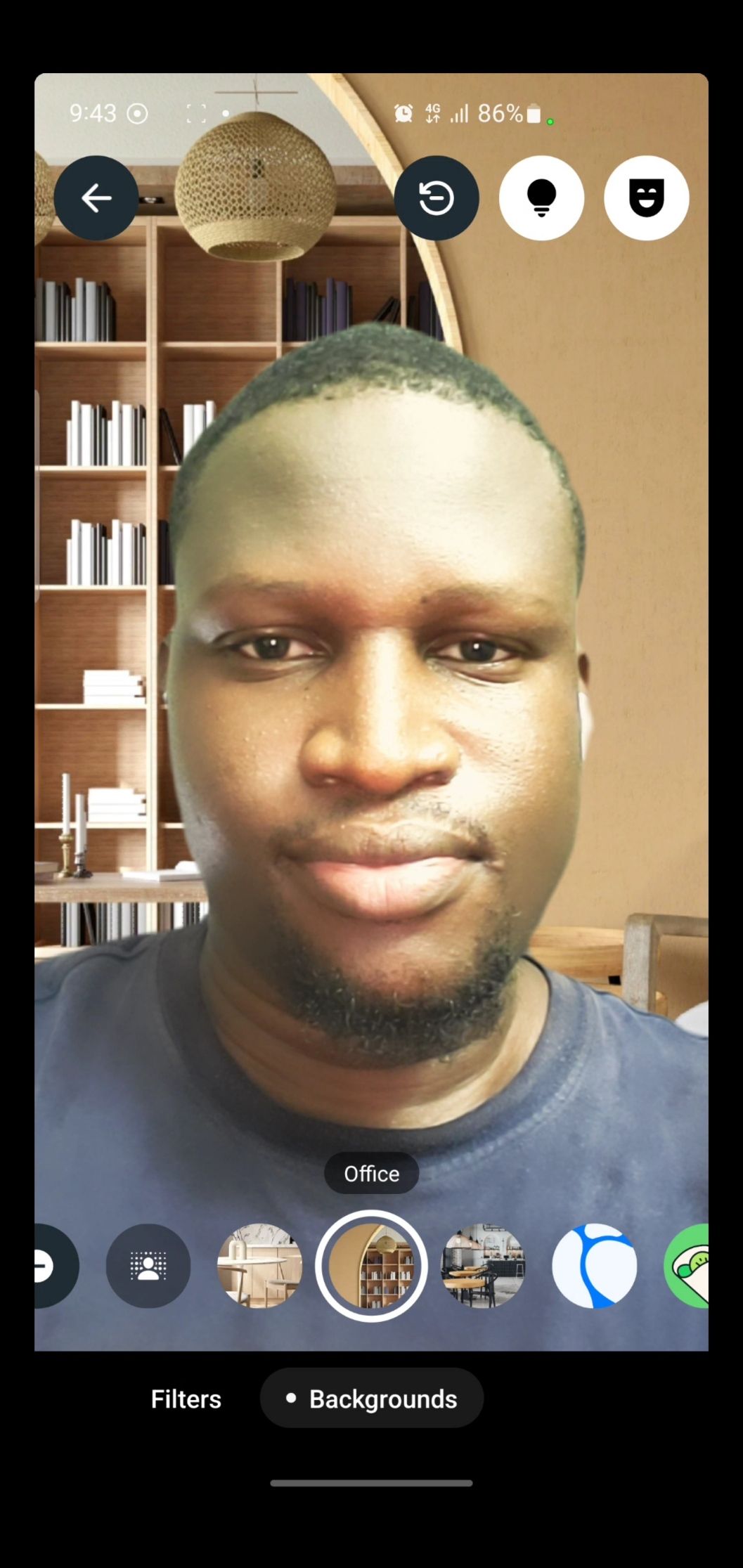 Офисный фон в видеозвонке WhatsApp.