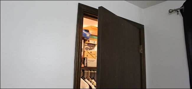 Шкаф с патроном для лампы на потолке