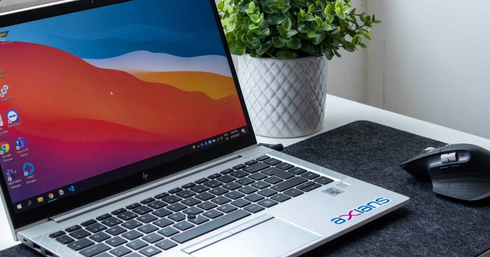Изображение ноутбука с Windows на экране