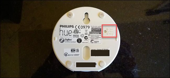 Philips Hue Bridge с выделенной кнопкой восстановления заводских настроек