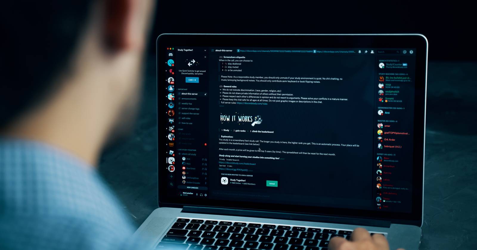 Открытое приложение Discord на ноутбуке