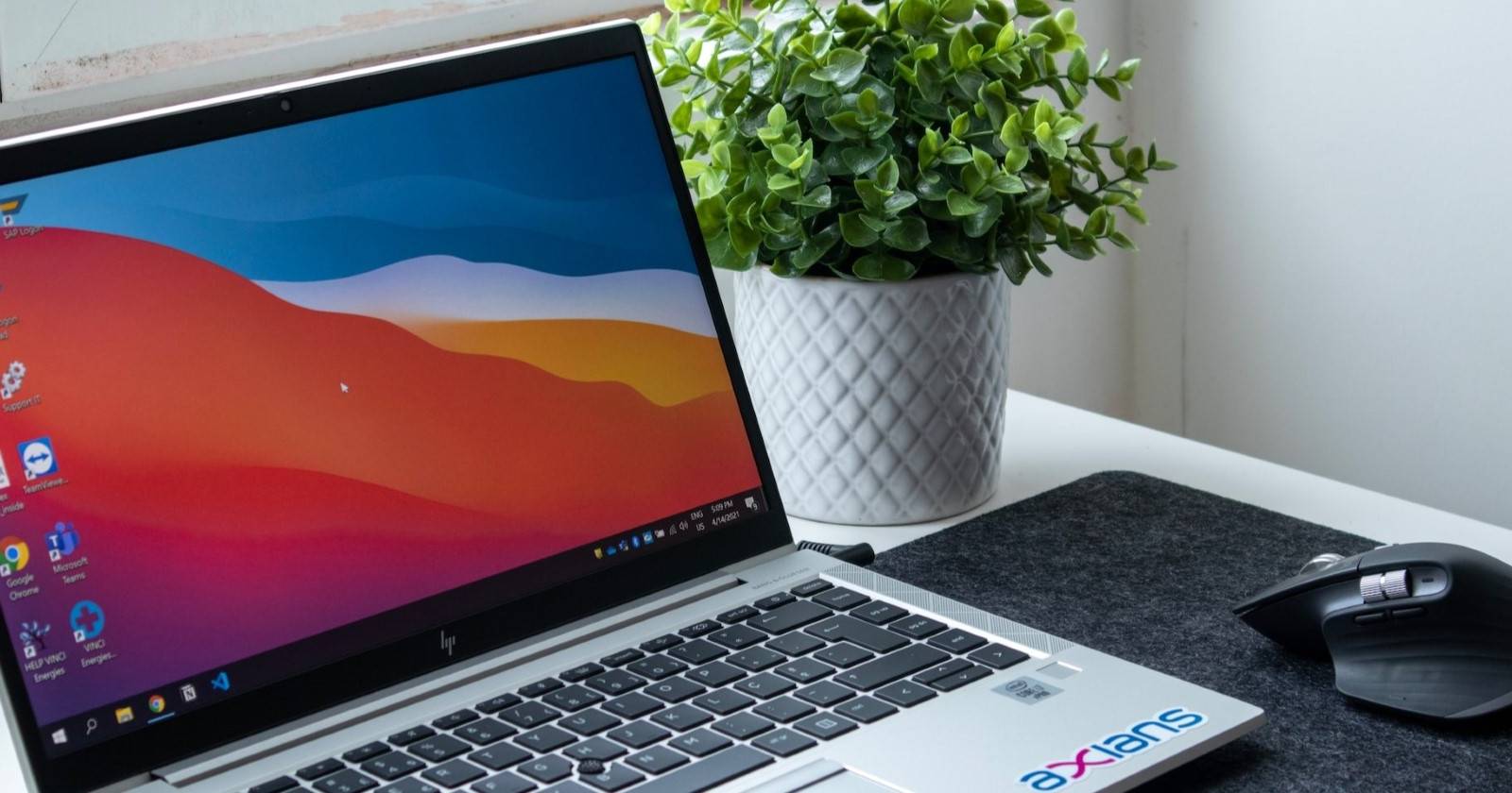 Чёрно‑серый ноутбук Asus на столе