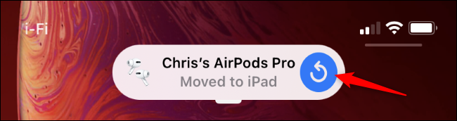 Сообщение «AirPods переместились на iPad» на iPhone
