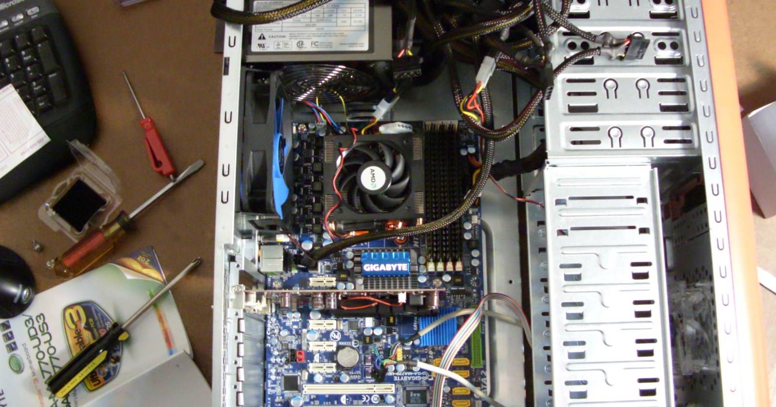 Ноутбук с открытой системной информацией