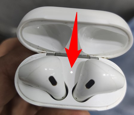 Индикатор кейса AirPods мигает белым светом.