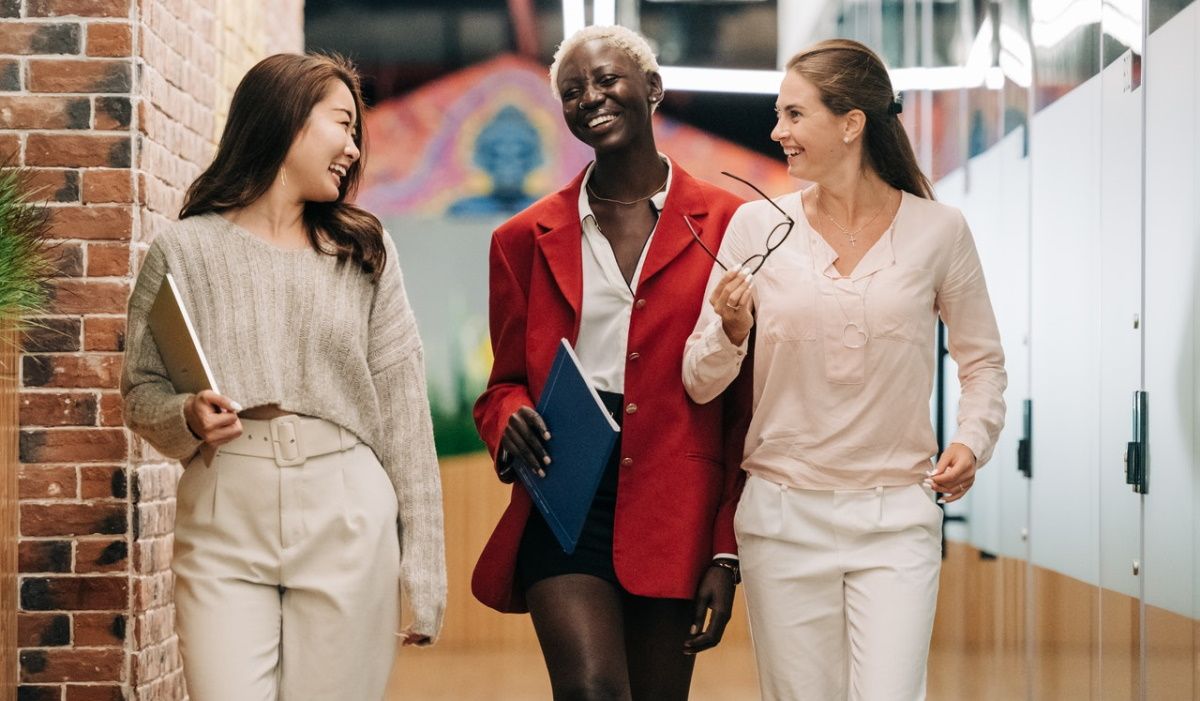 Три женщины общаются на работе