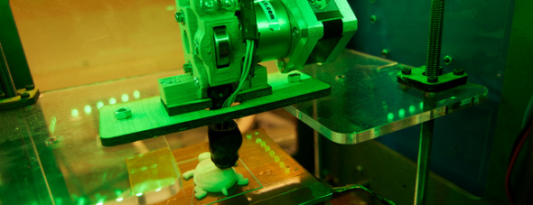 3D-принтер печатает модель