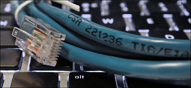 Ребенок подключает ноутбук и Xbox к проводной сети через мини‑коммутатор