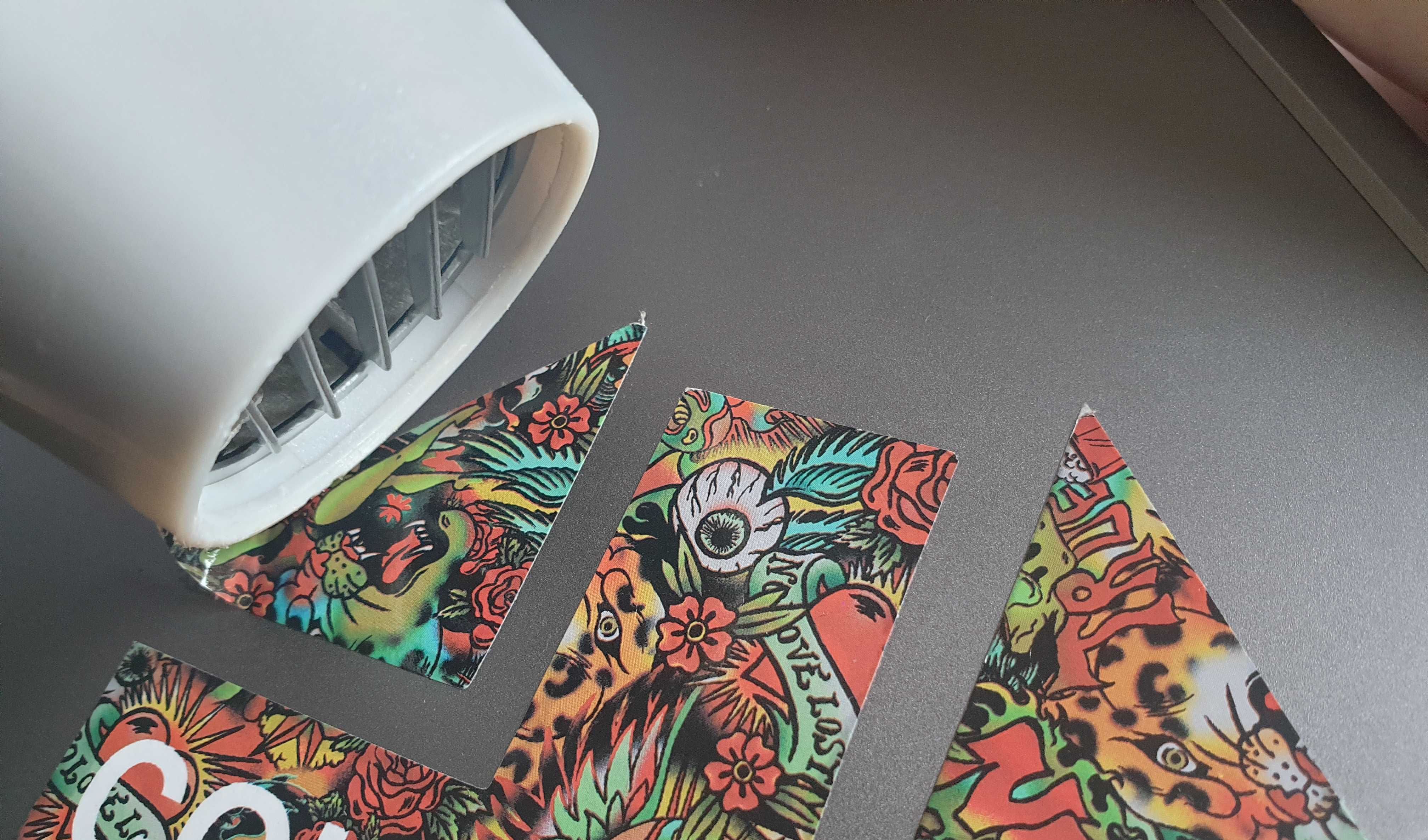 фен рядом с наклейками на ноутбуке