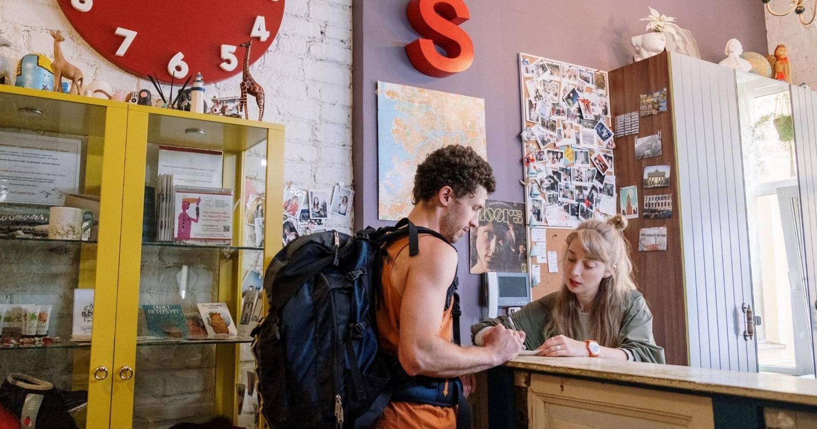 Турист разговаривает с другим человеком