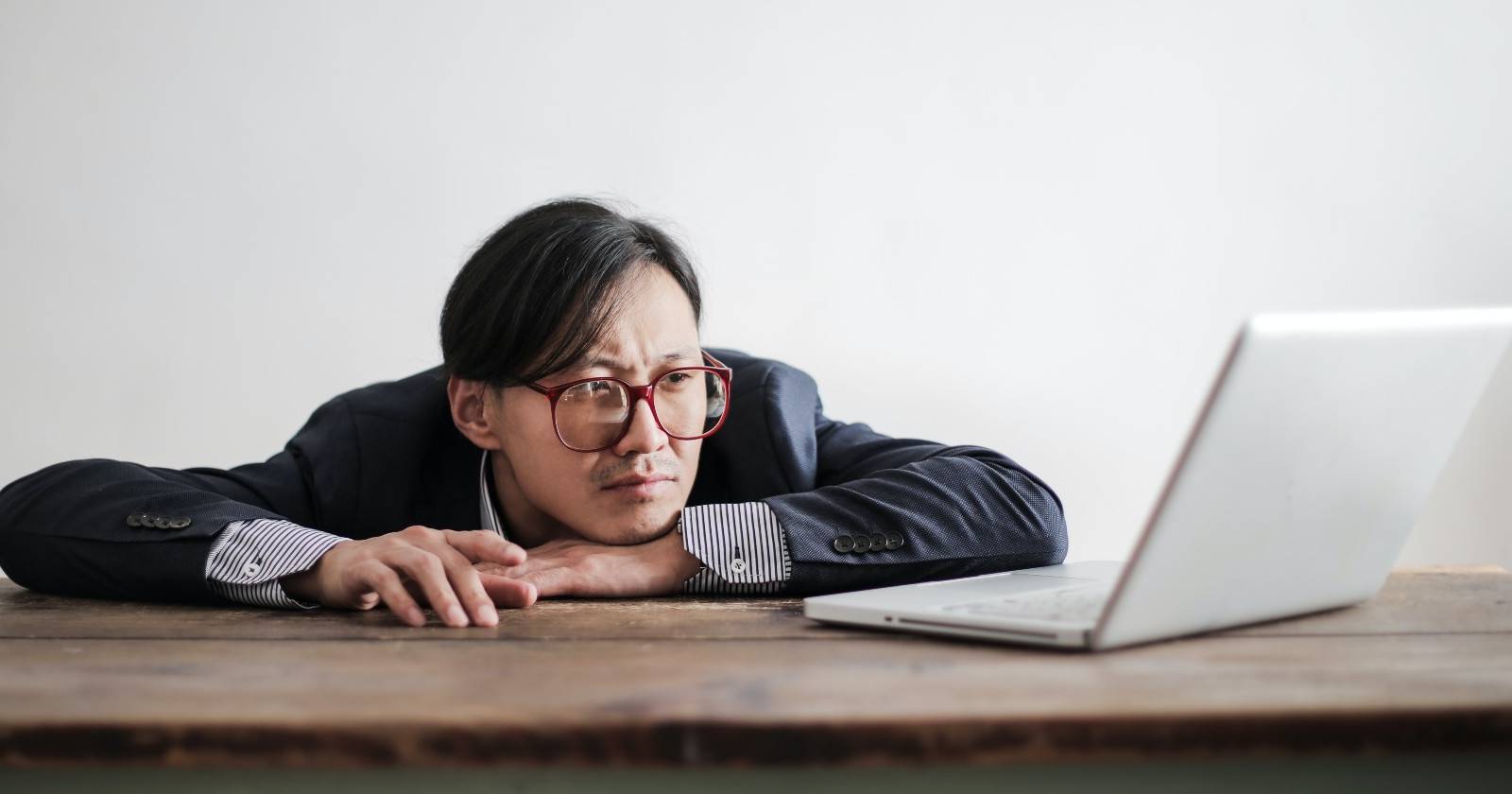 Человек испытывает зависть при просмотре ленты соцсетей