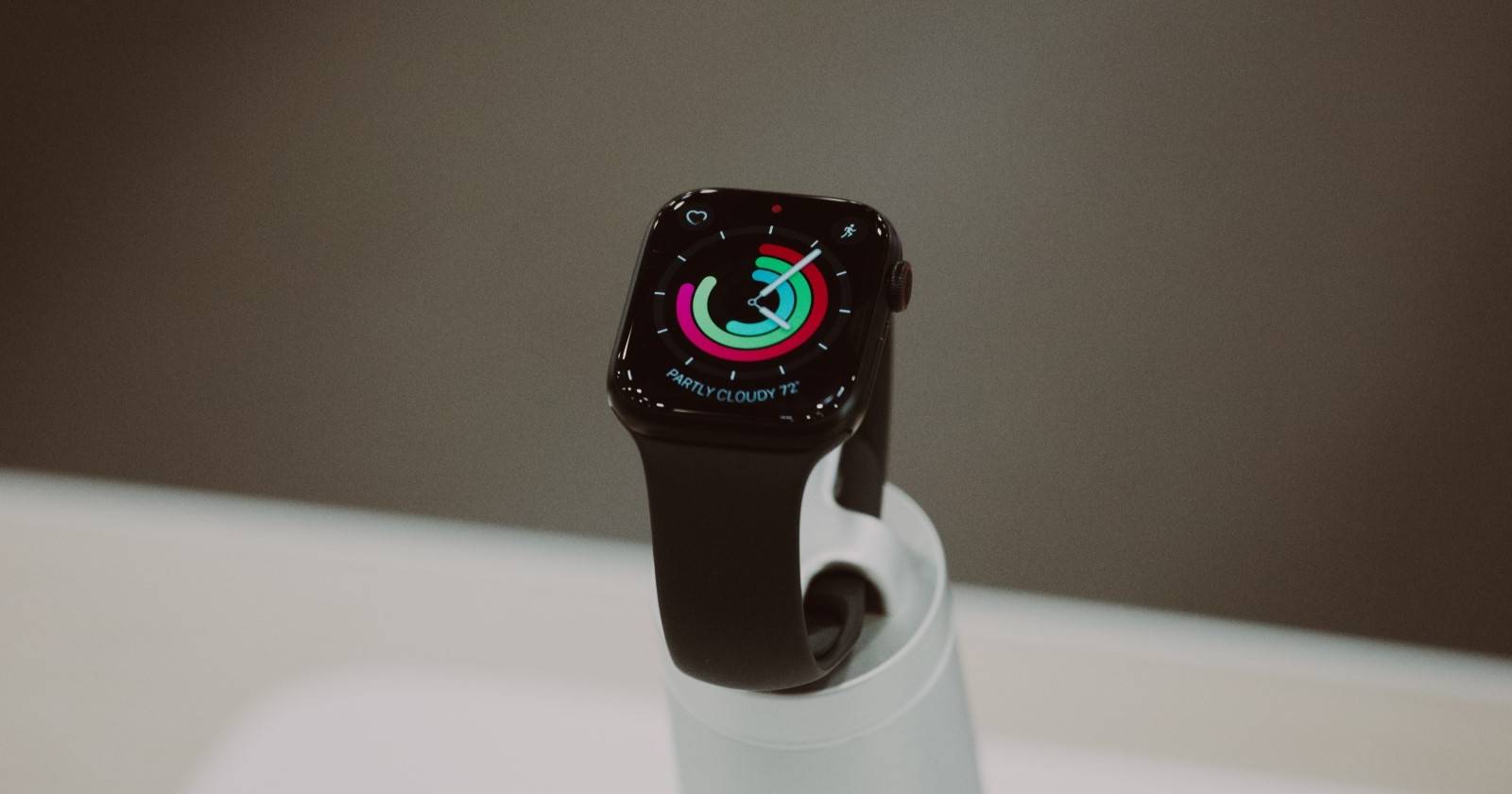 Apple Watch на подставке с отображением данных о здоровье