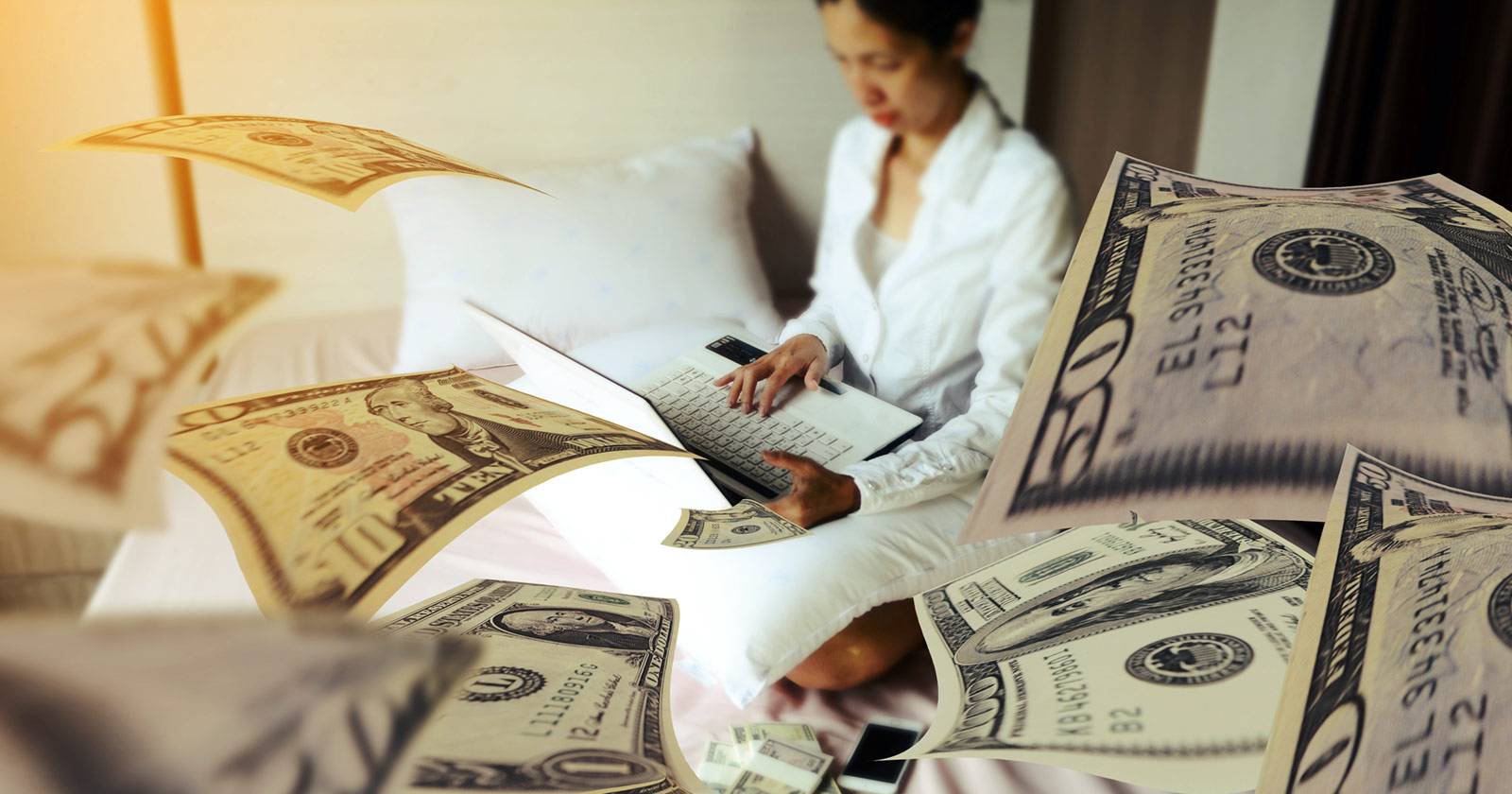 Дополнительный доход: купюры и монеты на столе