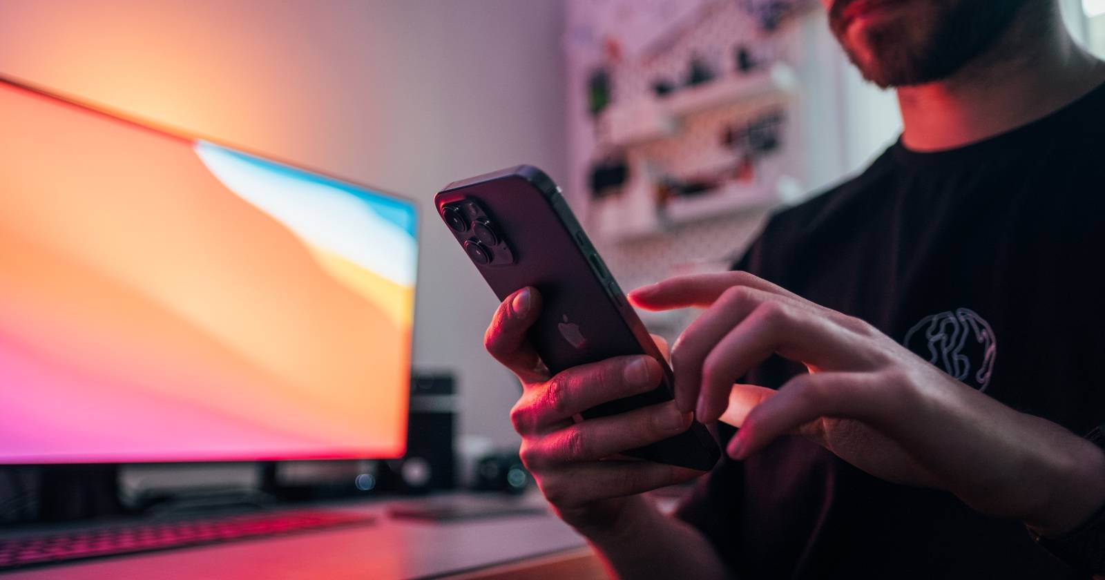 человек держит iPhone 12 Pro Max