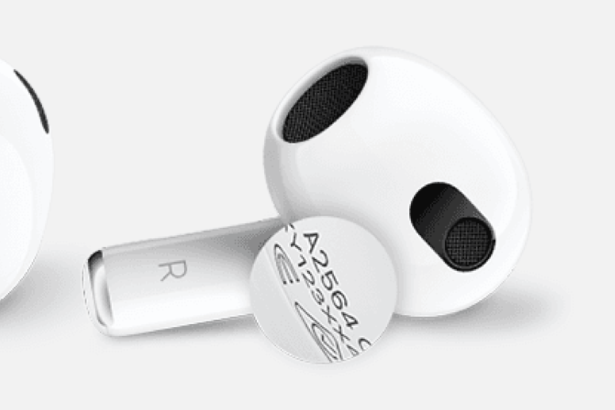 Крупный план номера модели, напечатанного внизу наушника AirPods 3.
