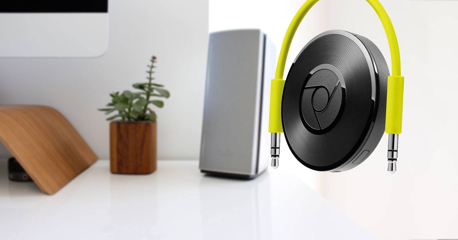 Изображение: компактный адаптер Chromecast Audio рядом с аудиосистемой для домашнего использования