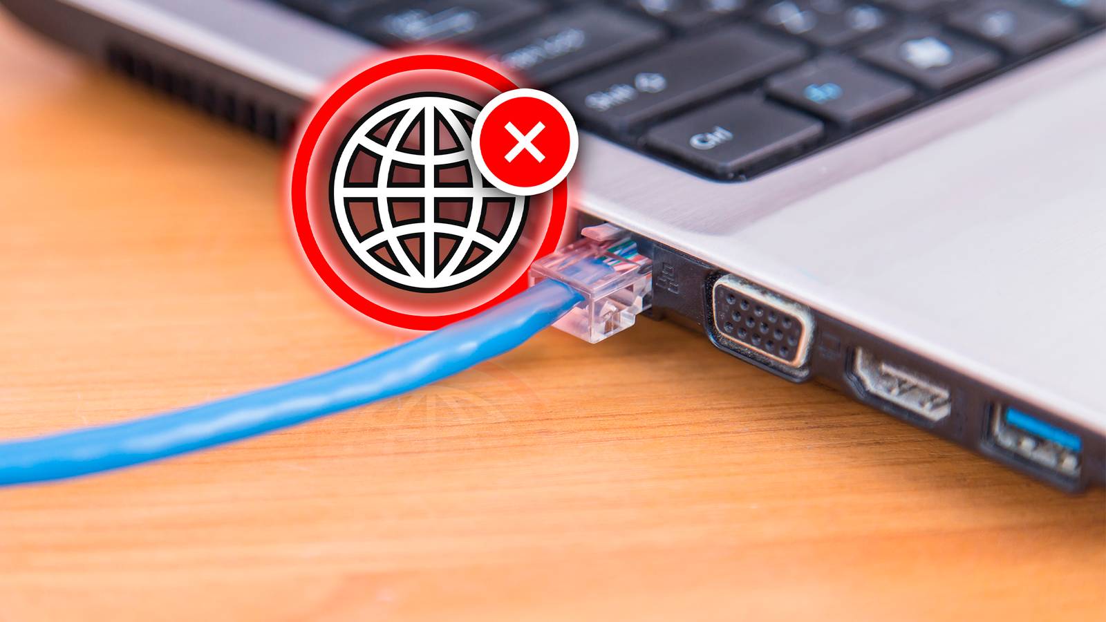 Ethernet-кабель, подключённый к ноутбуку; рядом значок «Нет доступа к Интернету».