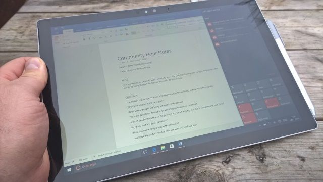 Планшет Surface с кнопкой Windows и регулятором громкости