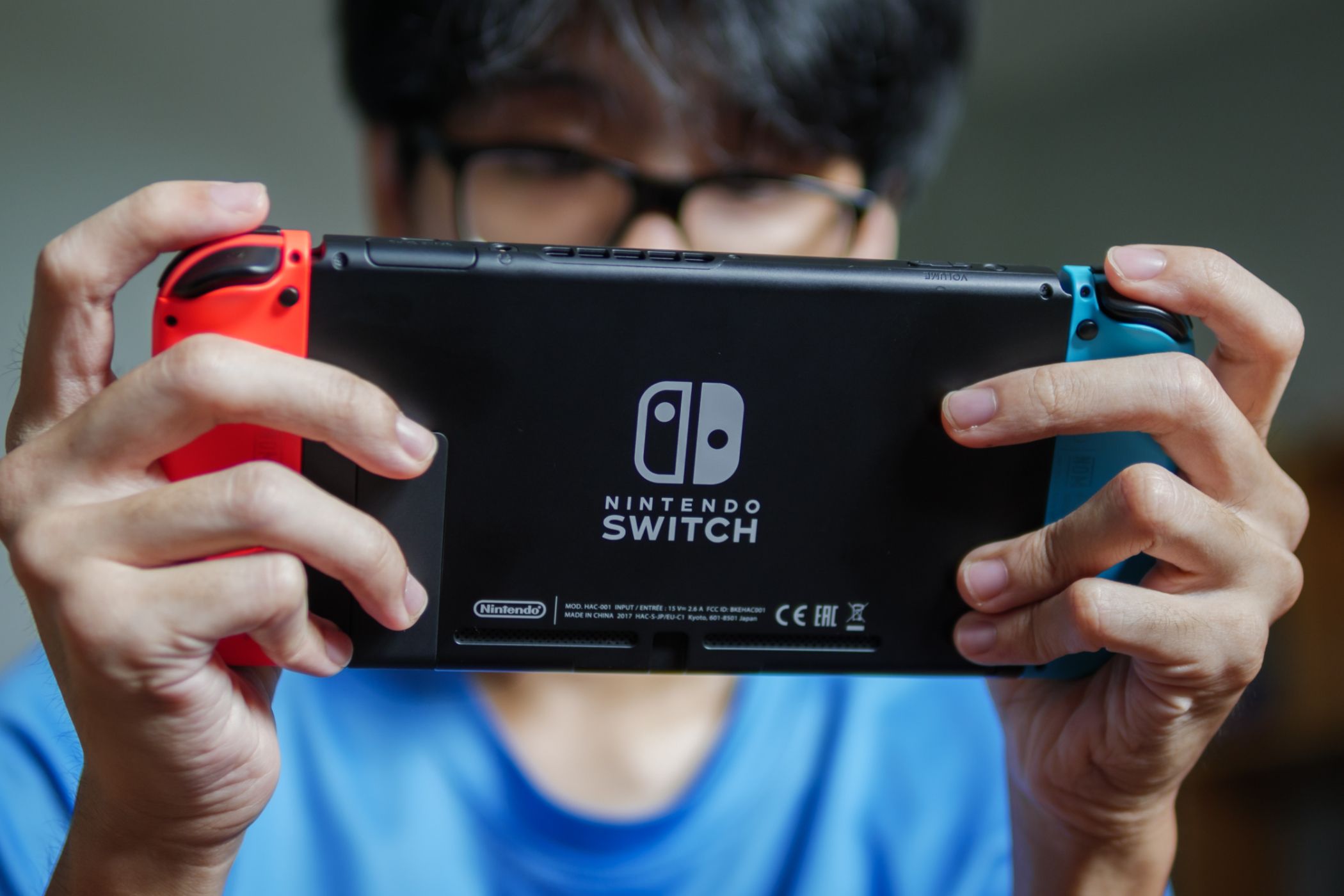 Мужчина играет на Nintendo Switch в ручном режиме.
