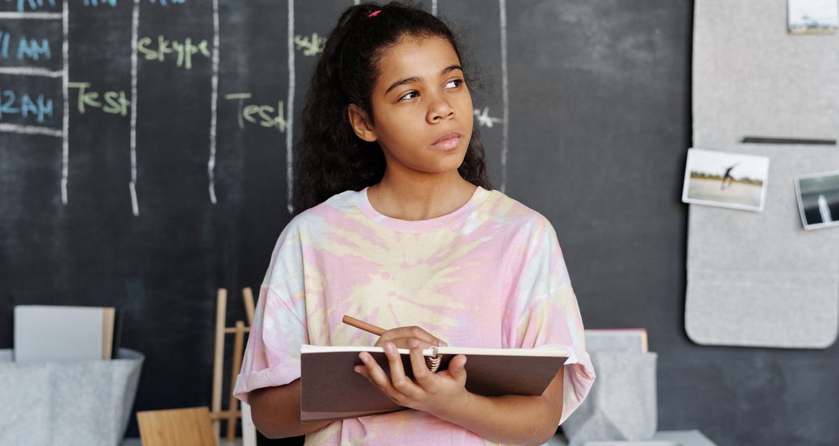 Человек с блокнотом обдумывает идею и делает заметки