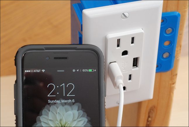 Розетка после установки с USB-портами и обновлённой декоративной панелью