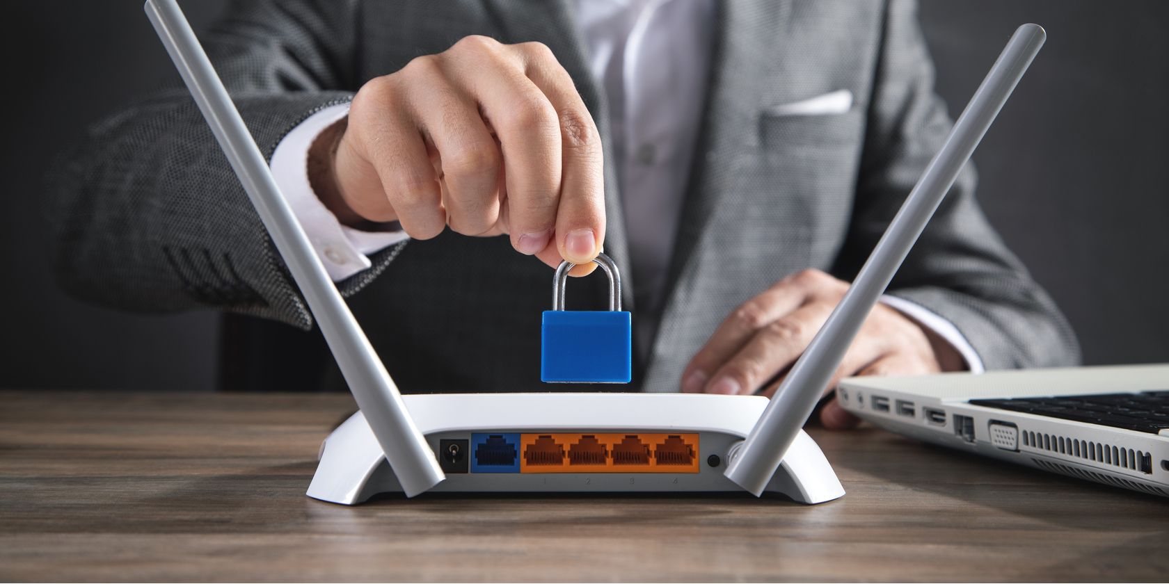 Роутер на столе с защитным щитом